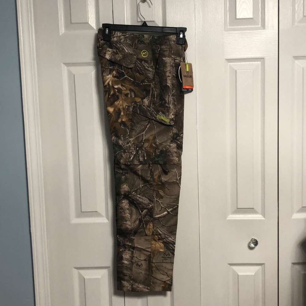 NWT Magellan Outdoors  youth L camo pants